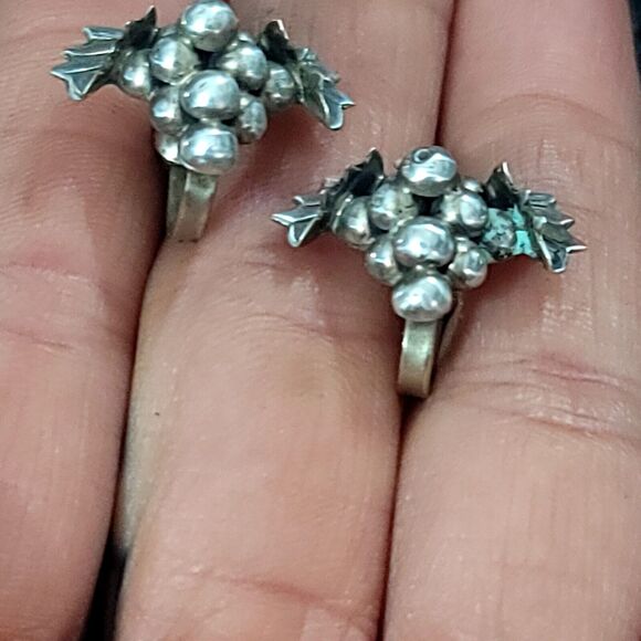 Sterling Silver Grape Cluster Screw Back Earrings 4.9g - Picture 2 of 11